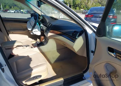 2004 BMW 325I z USA, uszkodzony, nr VIN WBAEV33464KR30788